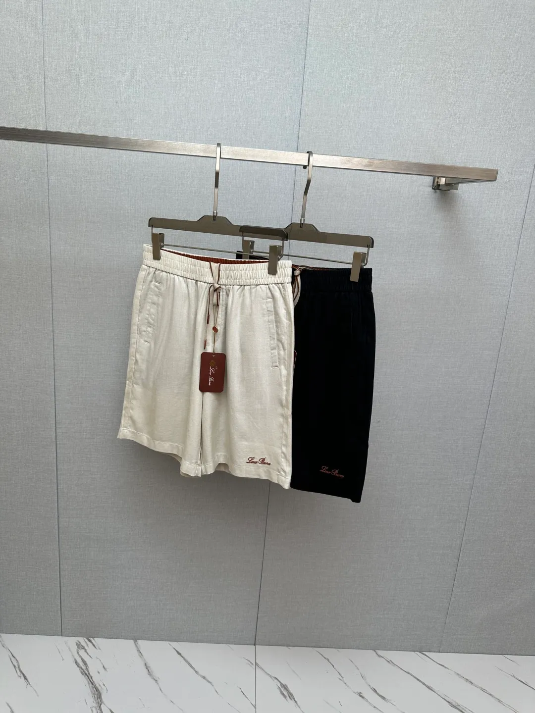 Lazy men wear the ceiling in summer. These ZEGNA linen shorts are really welded to the body. Selected 100% natural linen, the upper body will cool down instantly. The elastic waist does not restrict the figure, and the thick legs and hip width are all hidden. Light rice/dark Navy Blue two-color Versatile, paired with shirts, T-shirts, and POLOs, directly bring out the old money style. Daily walks, beach outings, and Coffee Brown shopping. Easily wear it to create a low-key, elegant and mature texture. Sizem M-3XL